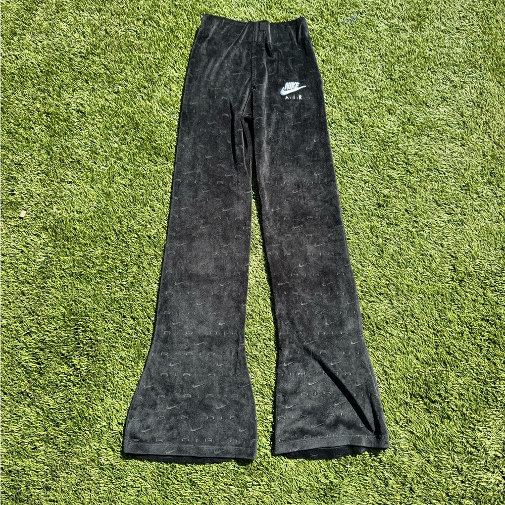 Nike Women's Air Velour Mid-Rise Slim Fit all over print Pants Black Size XSmall
